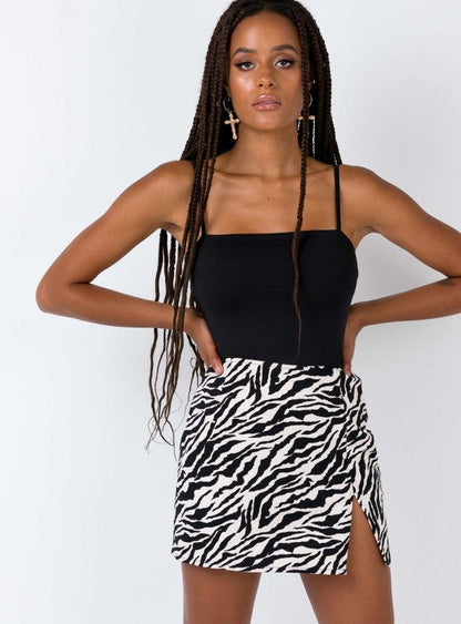 Elegant Solid Beach Skirt for Women | High-Sense Plus Size Versatile Summer Skirt | Trendy Minimalist Flowing Vacation Apparel | Luxury-Label Statuesque Radiant Resort Wear | 2026 High-Fashion Emerald-Luxe Essential