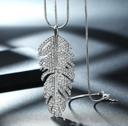 Women’s Long Necklace Pendant | High-Sense Maxi Collier Statement Jewelry | Trendy Minimalist Elongated Pendant | Luxury-Label Statuesque Radiant Accessory | 2026 High-Fashion Emerald-Luxe Essential