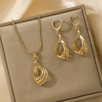 Women’s Creative Round Heart-Shaped Pendant Necklace | Unique Interlocking Geometry Charm | Elegant Minimalist Love Pendant | Trendy Dainty Gold/Silver Tone Jewelry | 2026 High-Fashion Symbolic Necklace