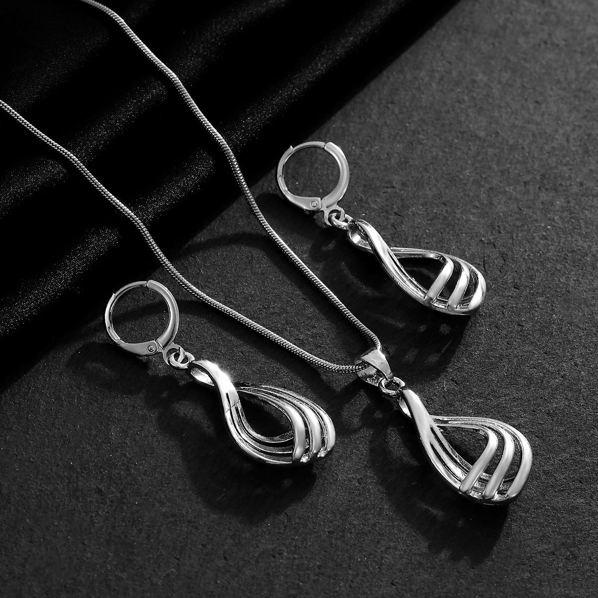Women’s Creative Round Heart-Shaped Pendant Necklace | Unique Interlocking Geometry Charm | Elegant Minimalist Love Pendant | Trendy Dainty Gold/Silver Tone Jewelry | 2026 High-Fashion Symbolic Necklace