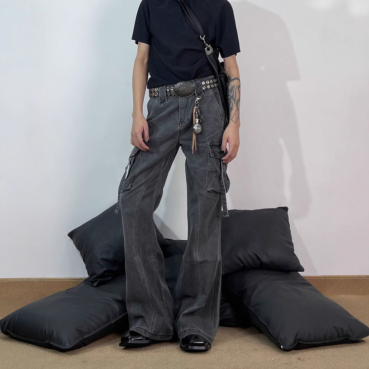 Retro Deconstructed Multi-Pocket Flared Cargo Pants for Men, Cool Streetwear Brand, Loose Clean Fit Straight Leg Casual Pants