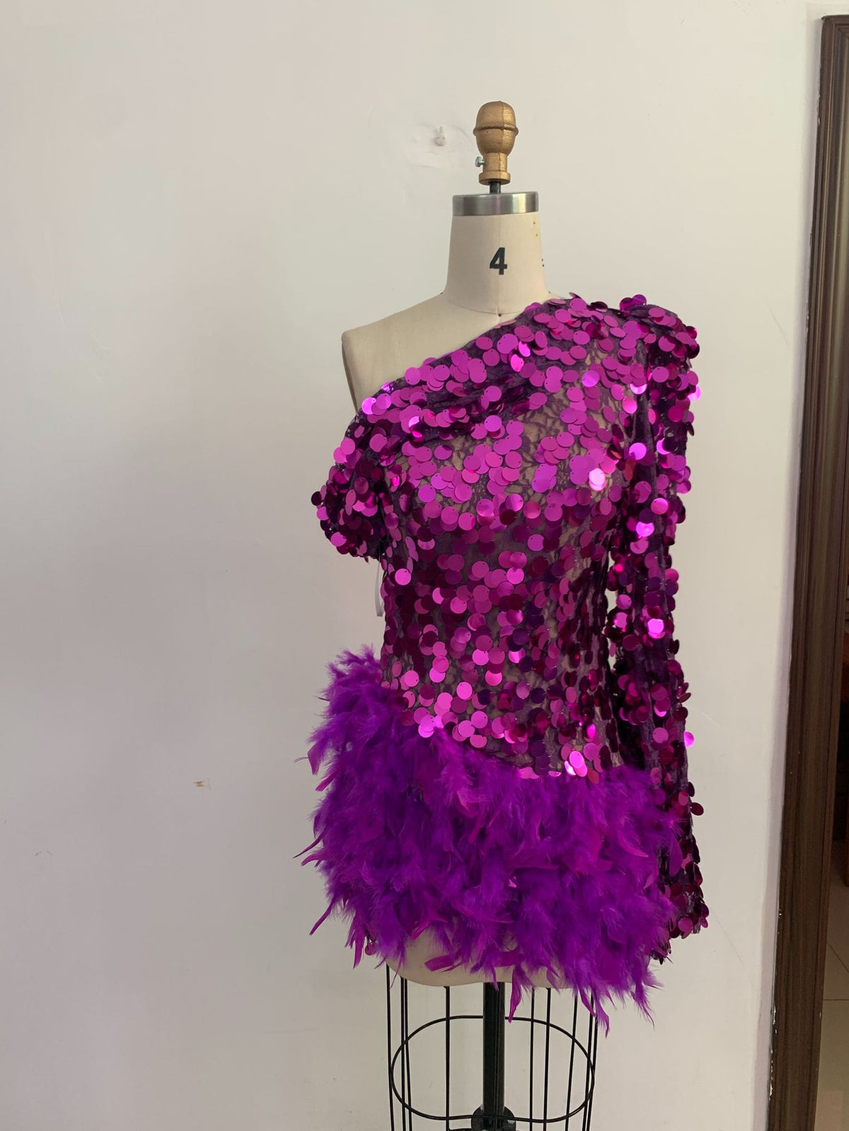 Purple Sequined Feather Skirt Dress | High-Sense One-Shoulder Luxury Party Dress | Trendy Minimalist Stage Performance Gown | Luxury-Label Asymmetrical Short Dress | 2026 High-Fashion Statuesque Sequin Outfit