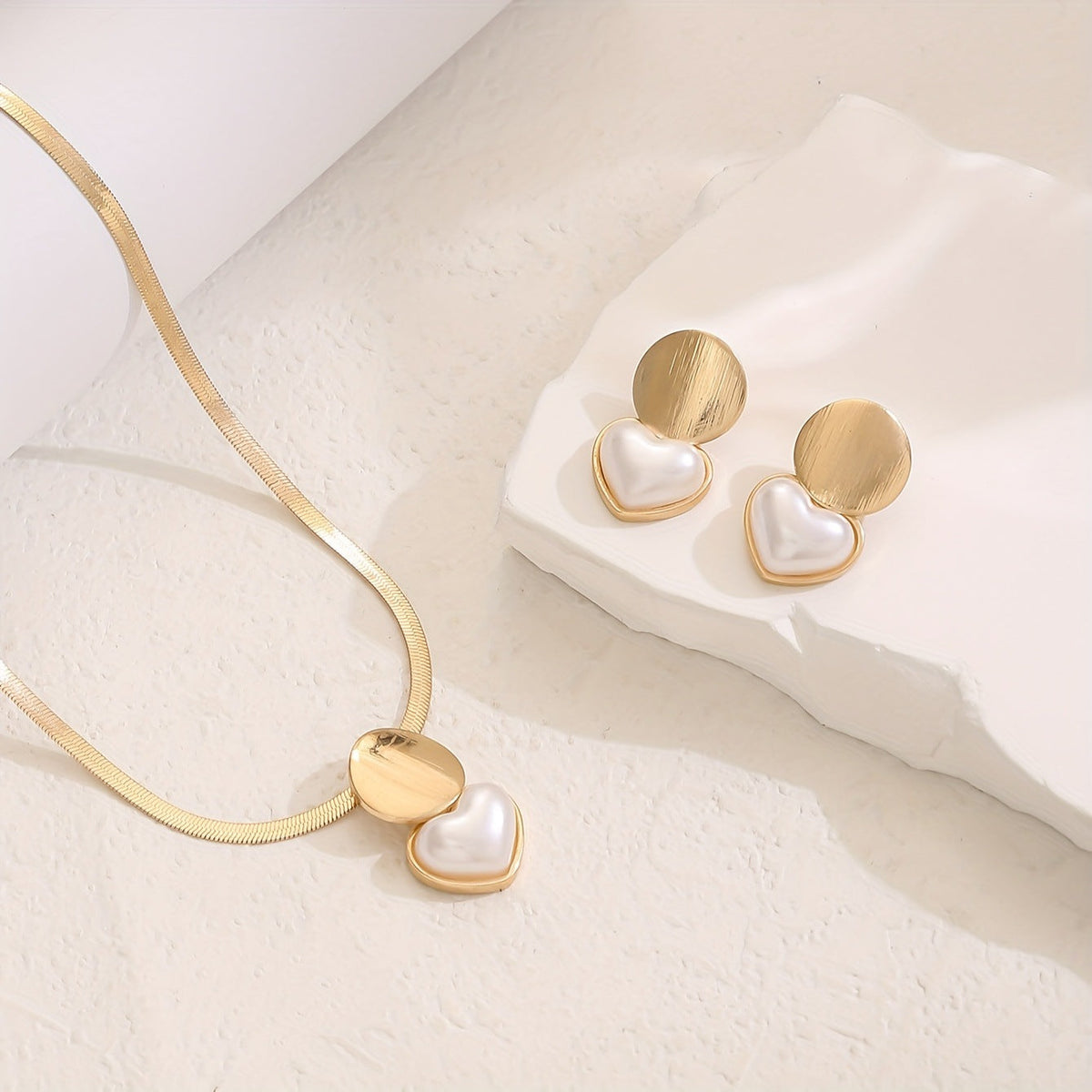 Women’s Creative Round Heart-Shaped Pendant Necklace | Unique Interlocking Geometry Charm | Elegant Minimalist Love Pendant | Trendy Dainty Gold/Silver Tone Jewelry | 2026 High-Fashion Symbolic Necklace