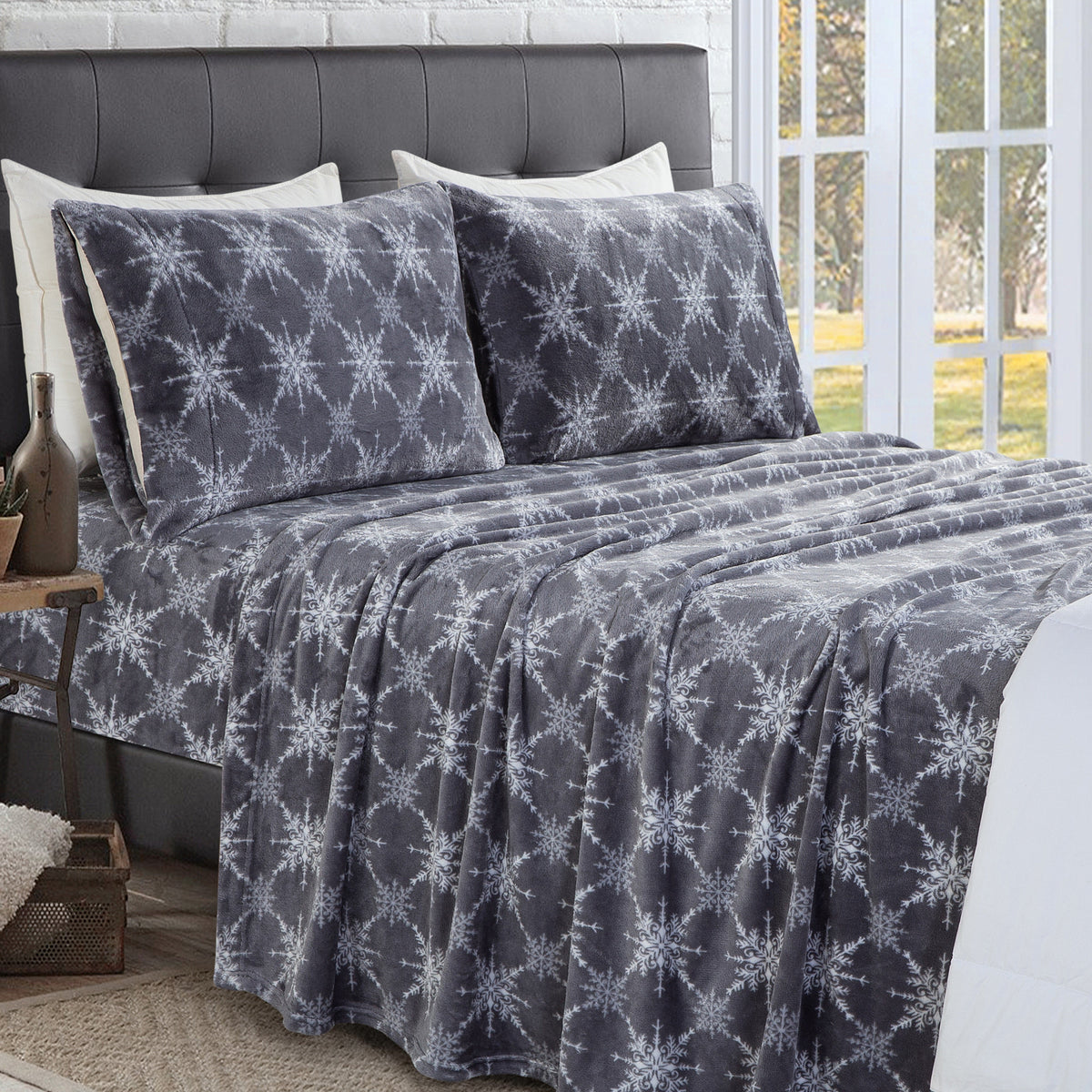 Elegant Comfort 4-Piece Holiday Christmas Velvet Plush Flannel Sheet Set