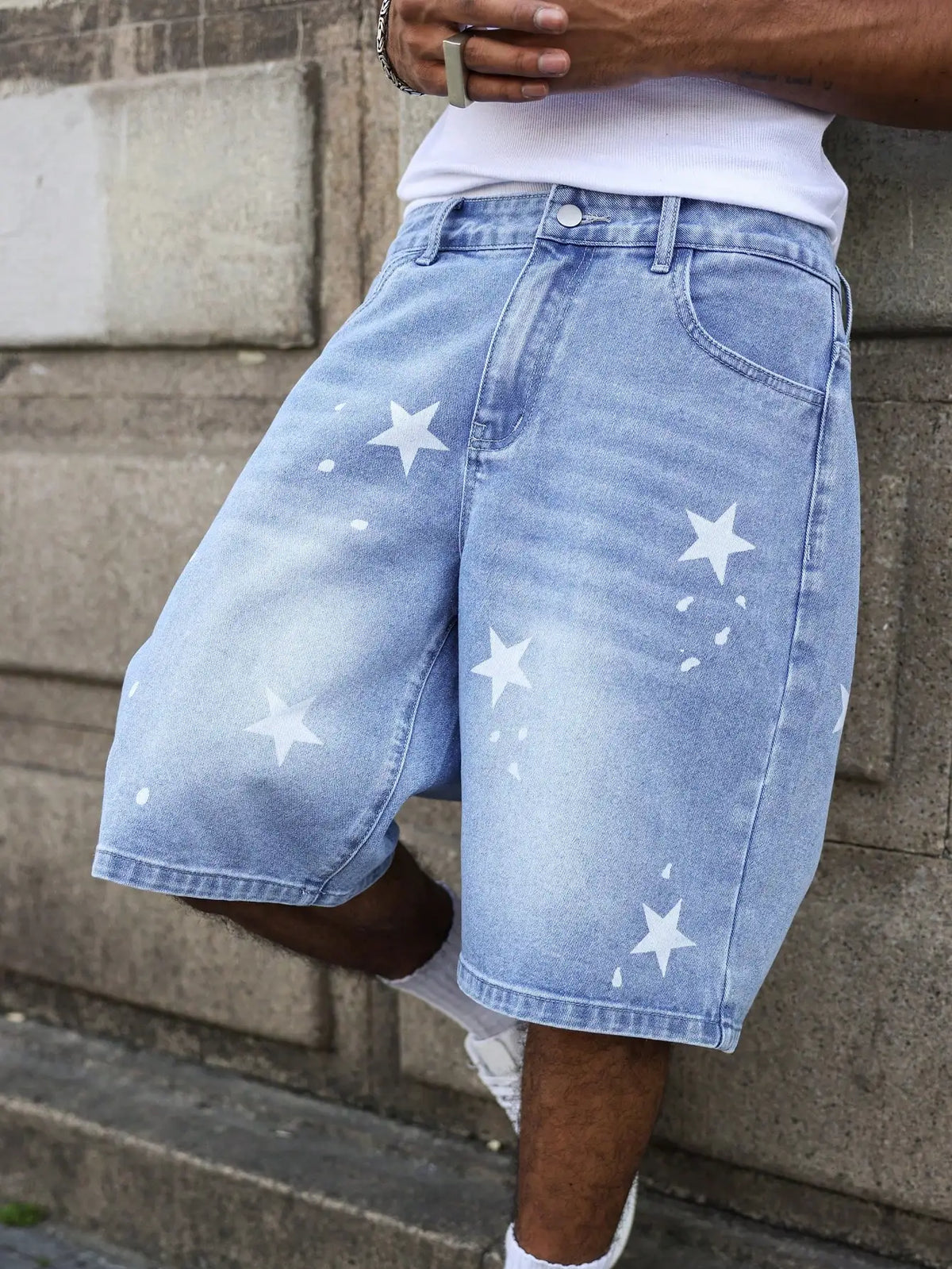 Men's blue denim shorts for spring and summer, with stars printed on the legs, are stylish and simple to match.