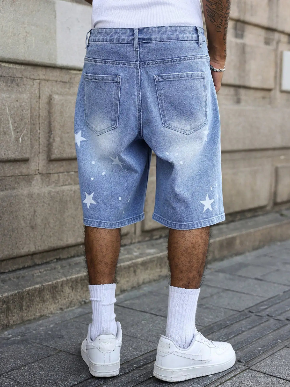 Men's blue denim shorts for spring and summer, with stars printed on the legs, are stylish and simple to match.