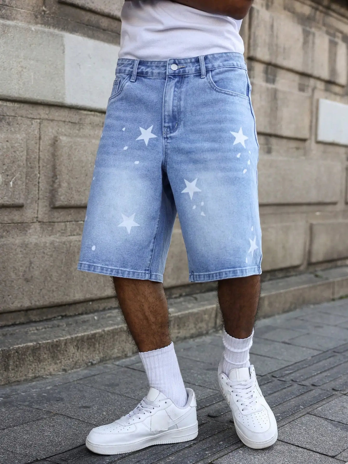 Men's blue denim shorts for spring and summer, with stars printed on the legs, are stylish and simple to match.