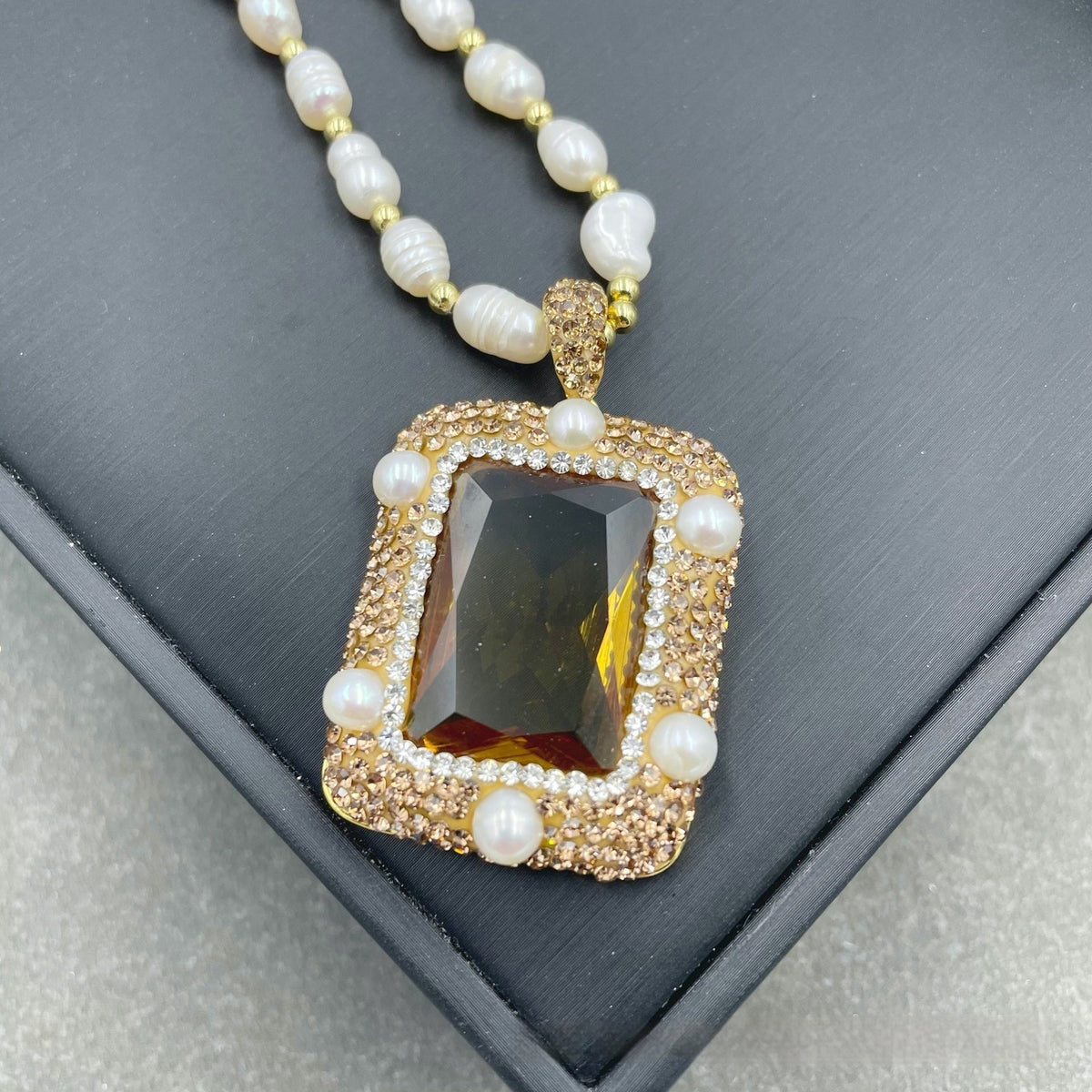 French Style Photosensitive Stone Jewelry | Light Luxury Color-Changing Pendant Necklace | European Aesthetic Luminous Jewelry for Women | Romantic Gift for Her