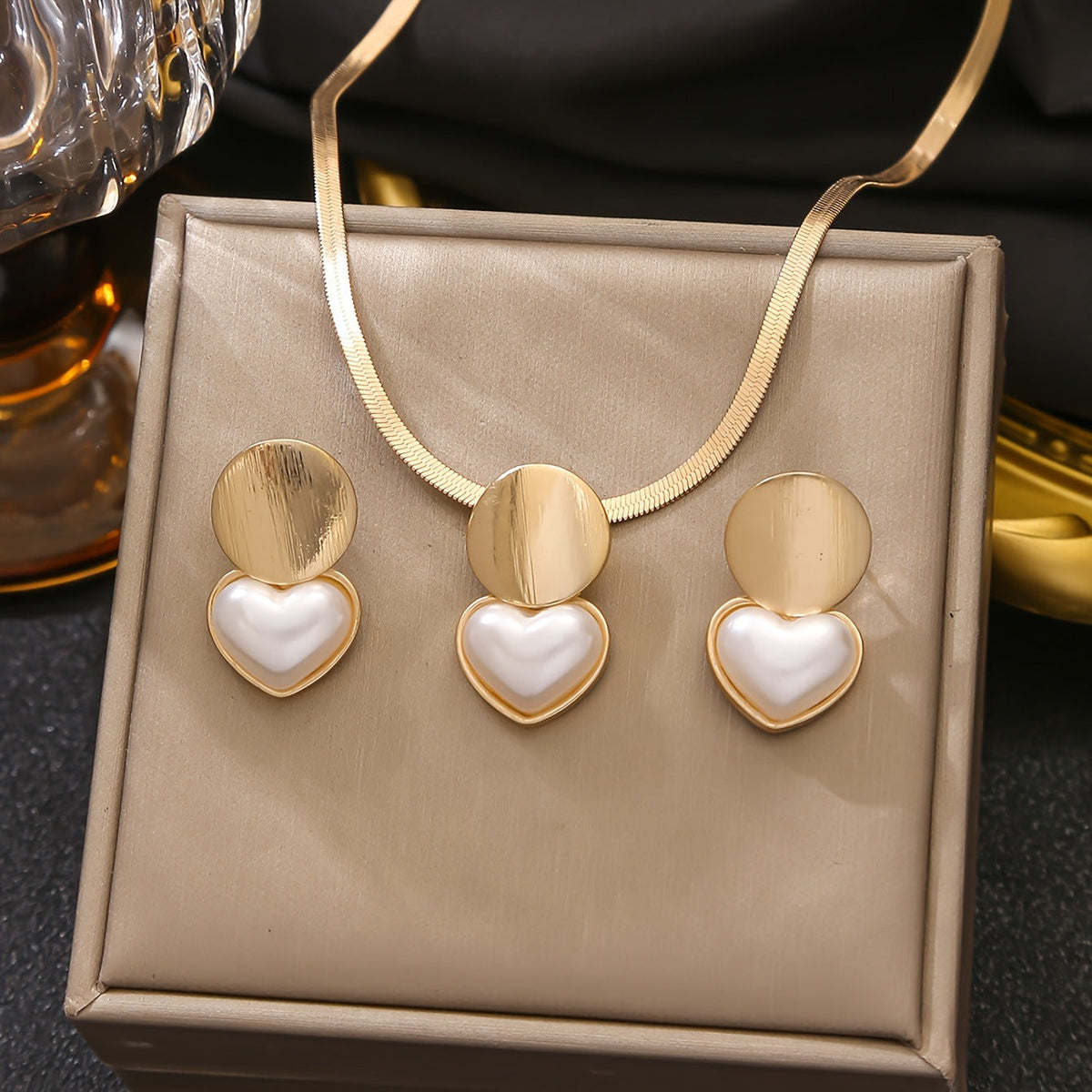 Women’s Creative Round Heart-Shaped Pendant Necklace | Unique Interlocking Geometry Charm | Elegant Minimalist Love Pendant | Trendy Dainty Gold/Silver Tone Jewelry | 2026 High-Fashion Symbolic Necklace
