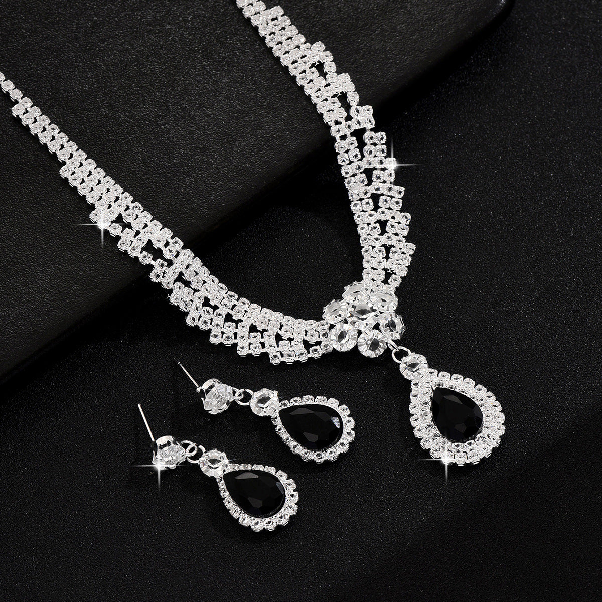 Diamond-Studded Teardrop Flower Necklace and Earring Set | Chic Floral Crystal Jewelry Set for Women | High-Sense Evening Party Jewelry | Trendy Minimalist Teardrop Pendant Set | 2026 High-Fashion Luxury Bridal Jewelry