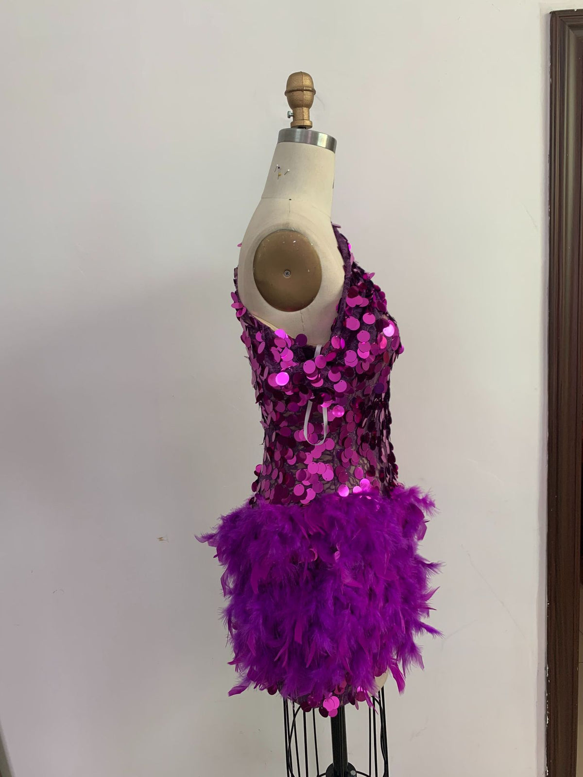 Purple Sequined Feather Skirt Dress | High-Sense One-Shoulder Luxury Party Dress | Trendy Minimalist Stage Performance Gown | Luxury-Label Asymmetrical Short Dress | 2026 High-Fashion Statuesque Sequin Outfit