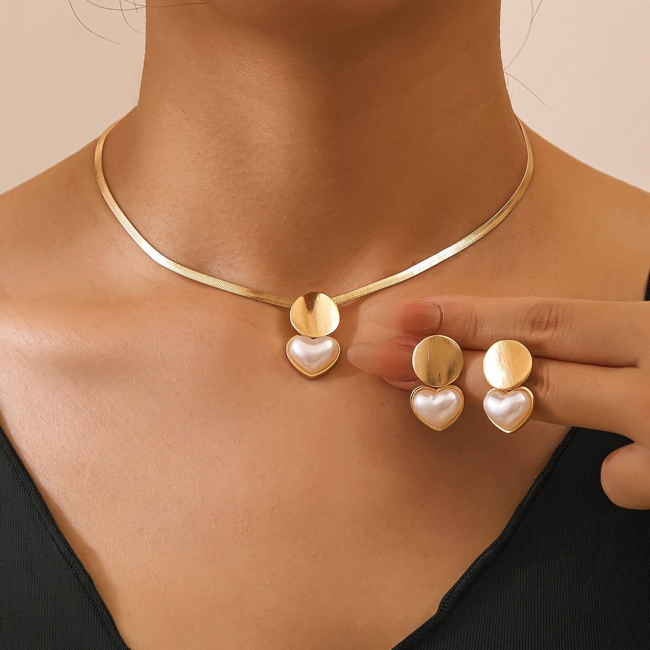 Women’s Creative Round Heart-Shaped Pendant Necklace | Unique Interlocking Geometry Charm | Elegant Minimalist Love Pendant | Trendy Dainty Gold/Silver Tone Jewelry | 2026 High-Fashion Symbolic Necklace